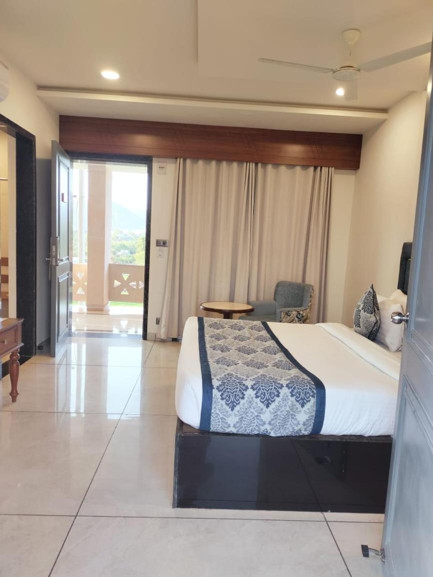 Traavista Aravali Mahal Hotel Удайпур Екстериор снимка